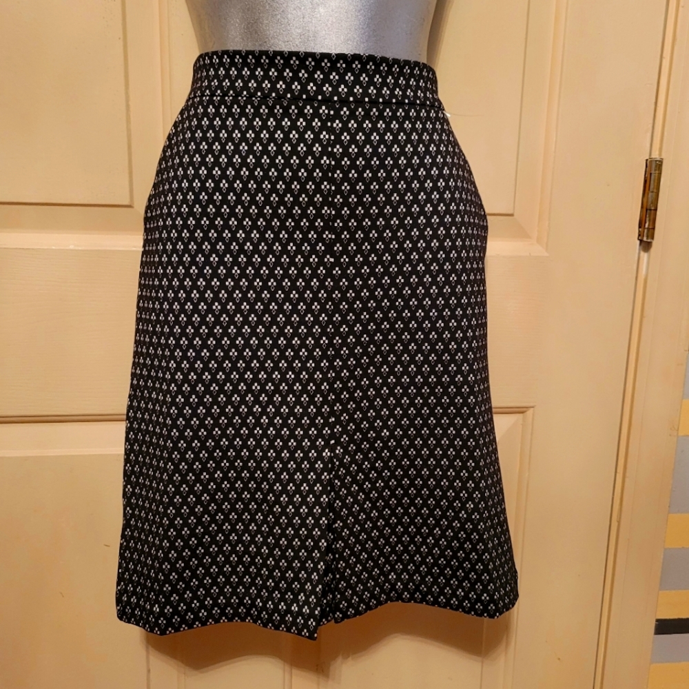 Banana Republic Women’s Skirt  Pleated Front  Black Metalic print